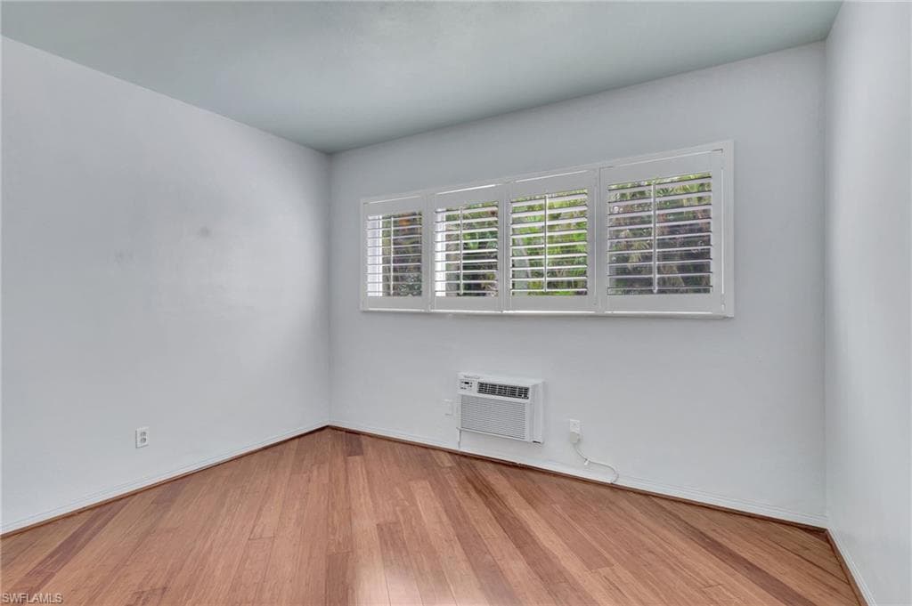 550 4th Ave S 9, Naples, FL 34102-16