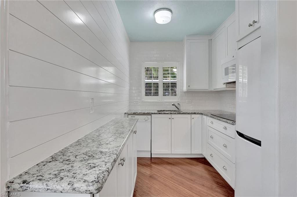 550 4th Ave S 9, Naples, FL 34102-24