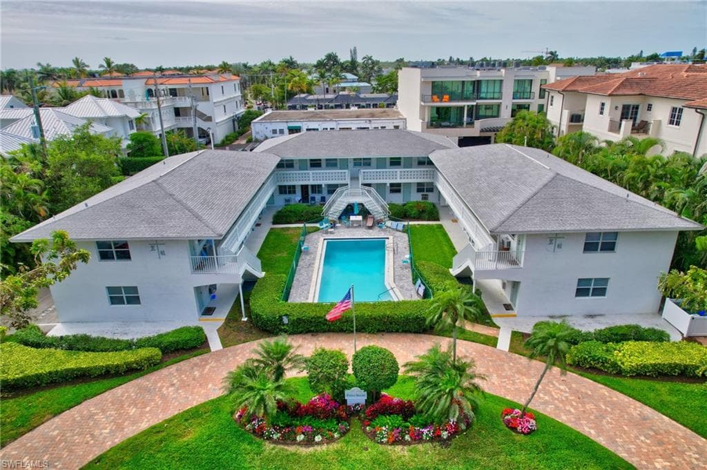 550 4th Ave S 9, Naples, FL 34102-2