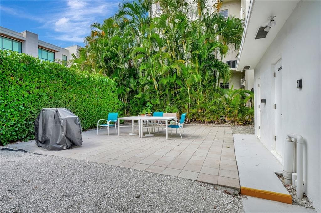 550 4th Ave S 9, Naples, FL 34102-32