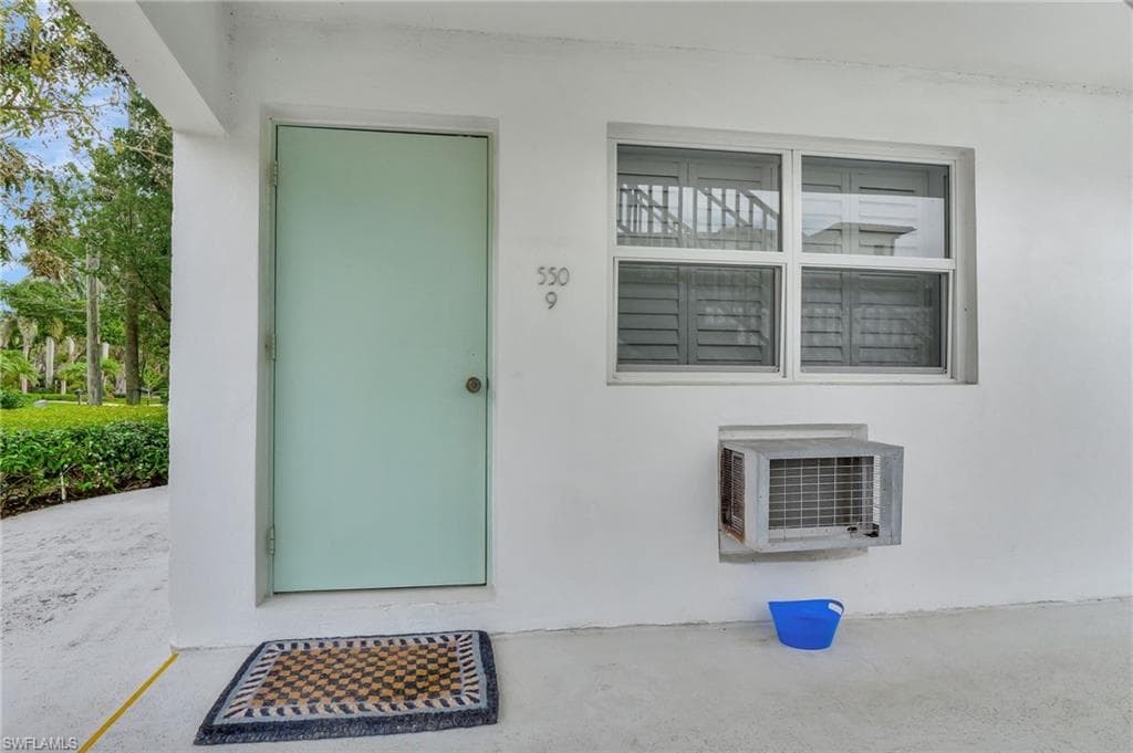 550 4th Ave S 9, Naples, FL 34102-34