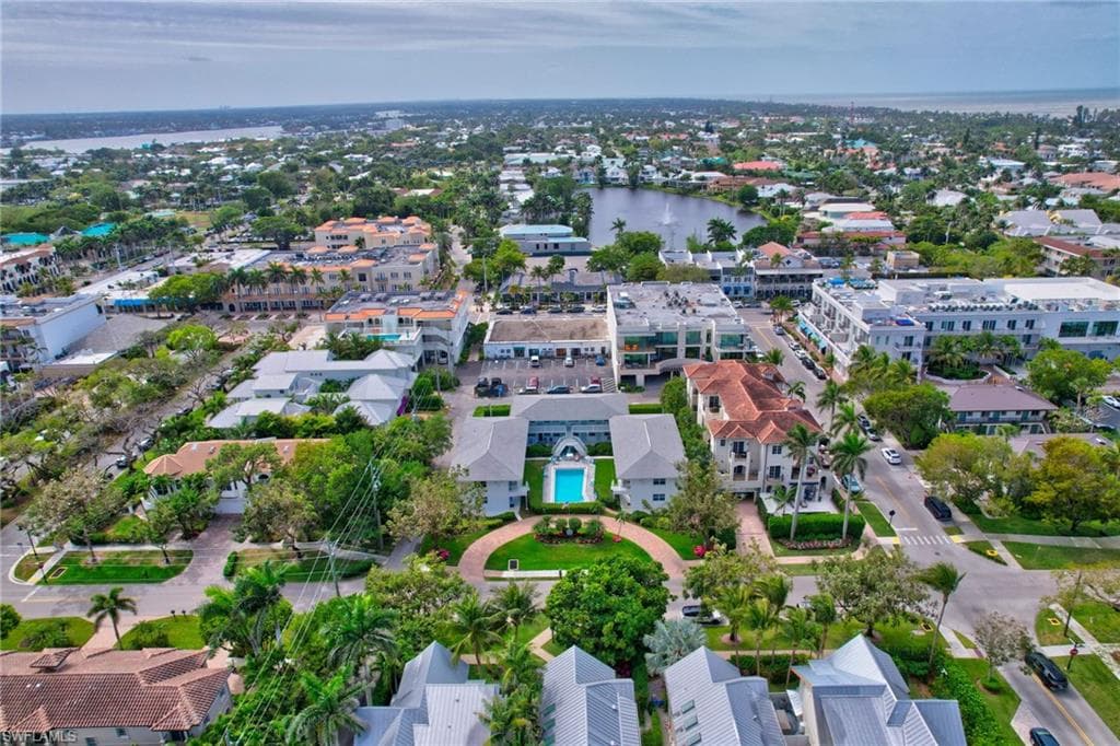 550 4th Ave S 9, Naples, FL 34102-36