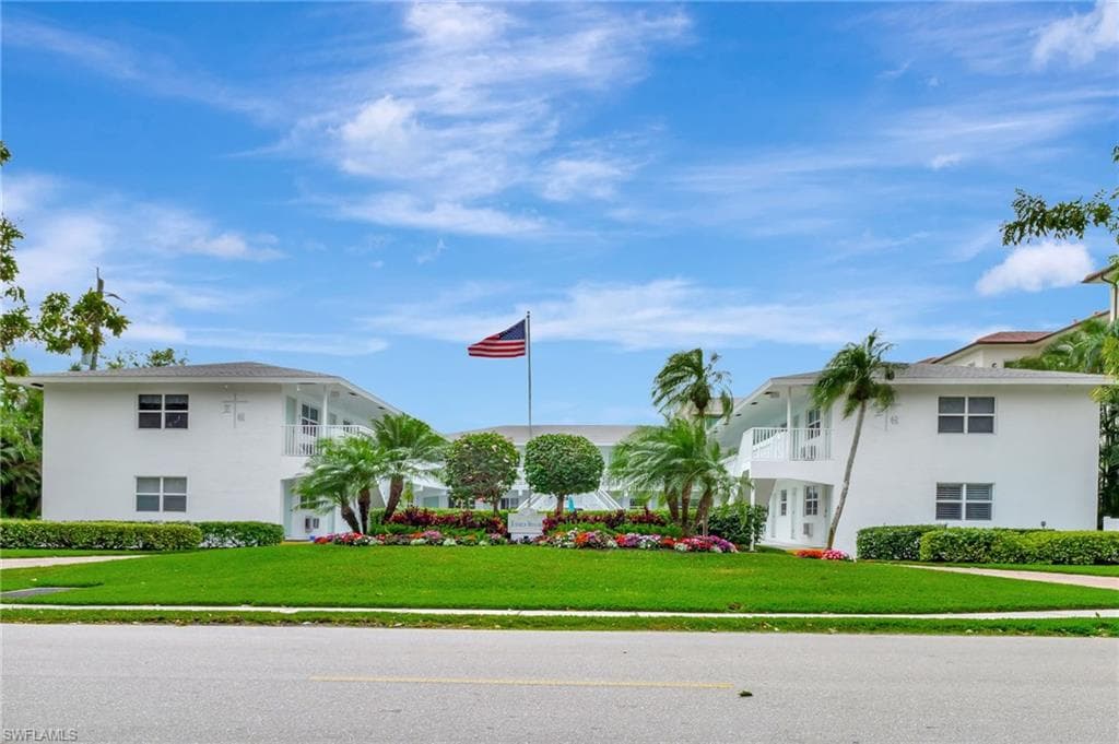 550 4th Ave S 9, Naples, FL 34102-3