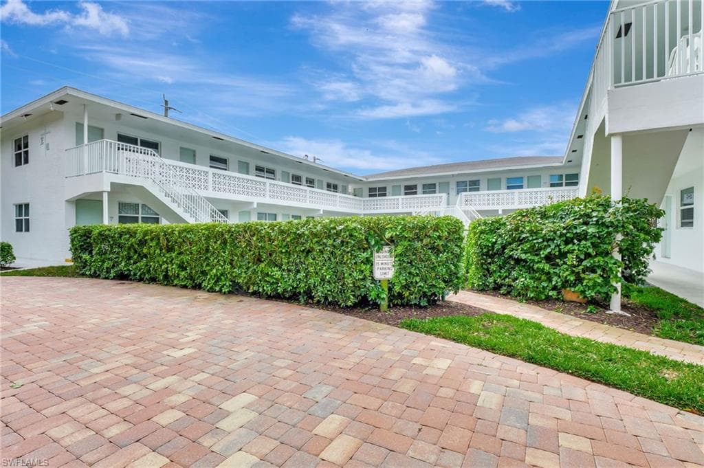 550 4th Ave S 9, Naples, FL 34102-4