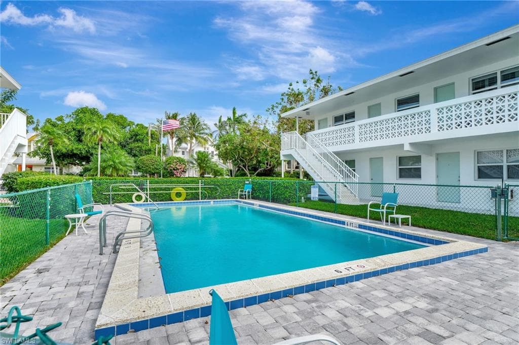 550 4th Ave S 9, Naples, FL 34102-5