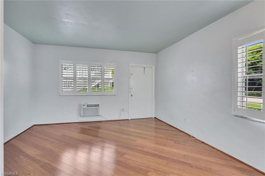 550 4th Ave S 9, Naples, FL 34102-7