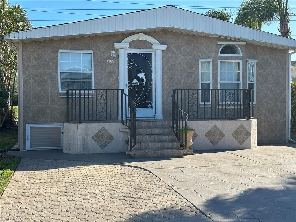 1105 Silver Lakes Blvd, Naples, FL 34114-2