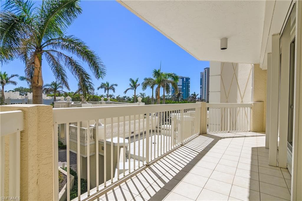 4021 Gulf Shore Blvd N 304, Naples, FL 34103-5