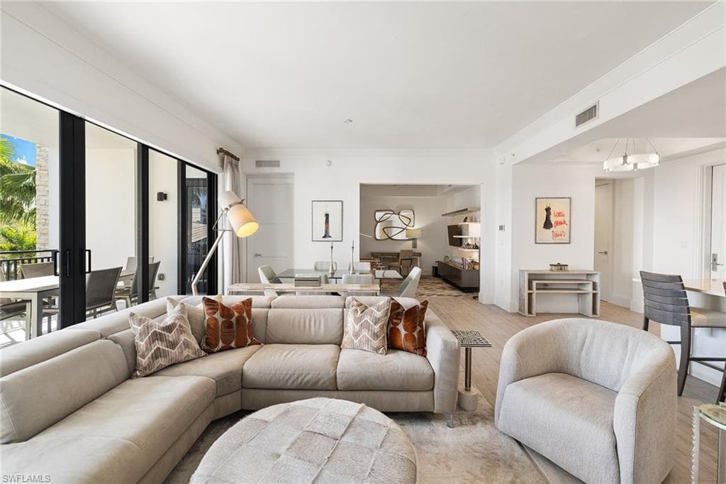 1135 3rd Ave S 317, Naples, FL 34102-4