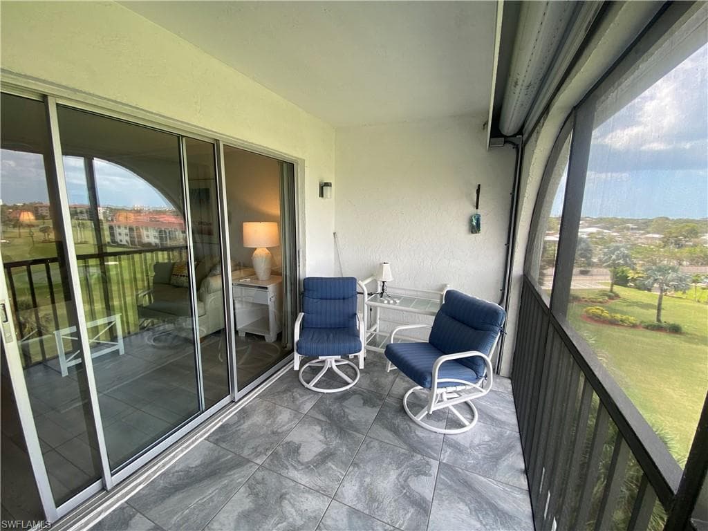 37 High Point Cir E 607, Naples, FL 34103-17