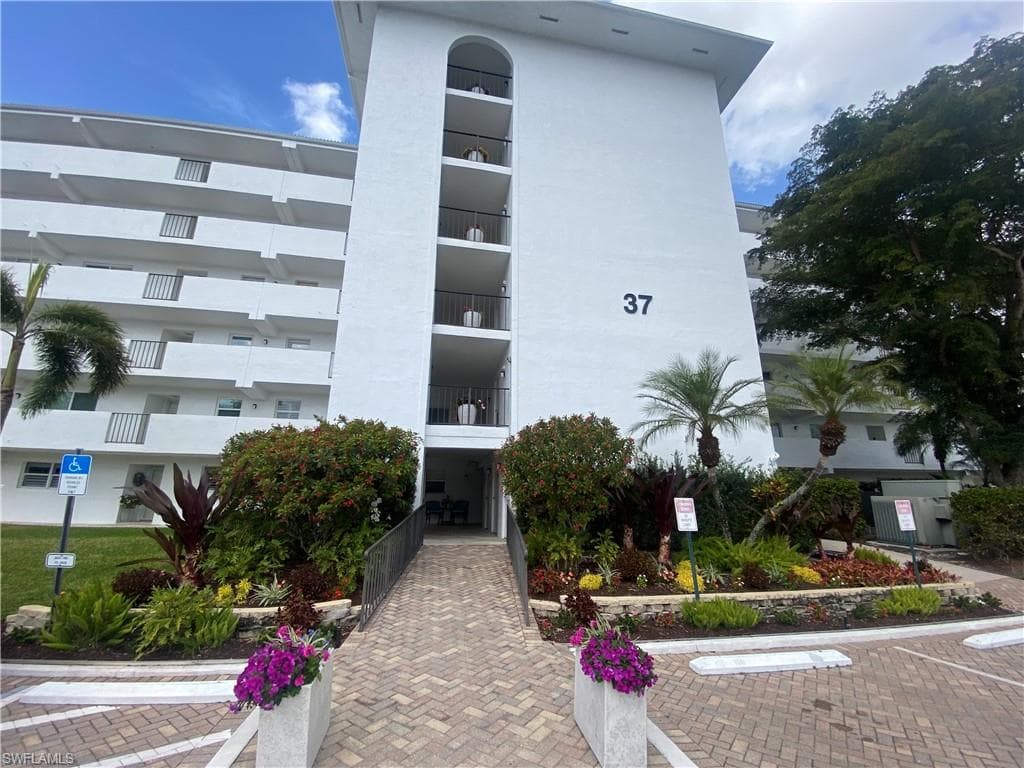 37 High Point Cir E 607, Naples, FL 34103-2