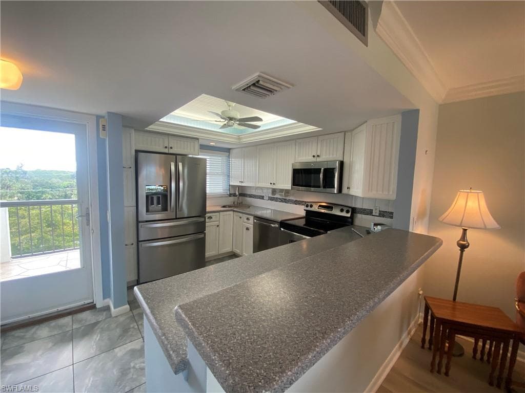 37 High Point Cir E 607, Naples, FL 34103-5
