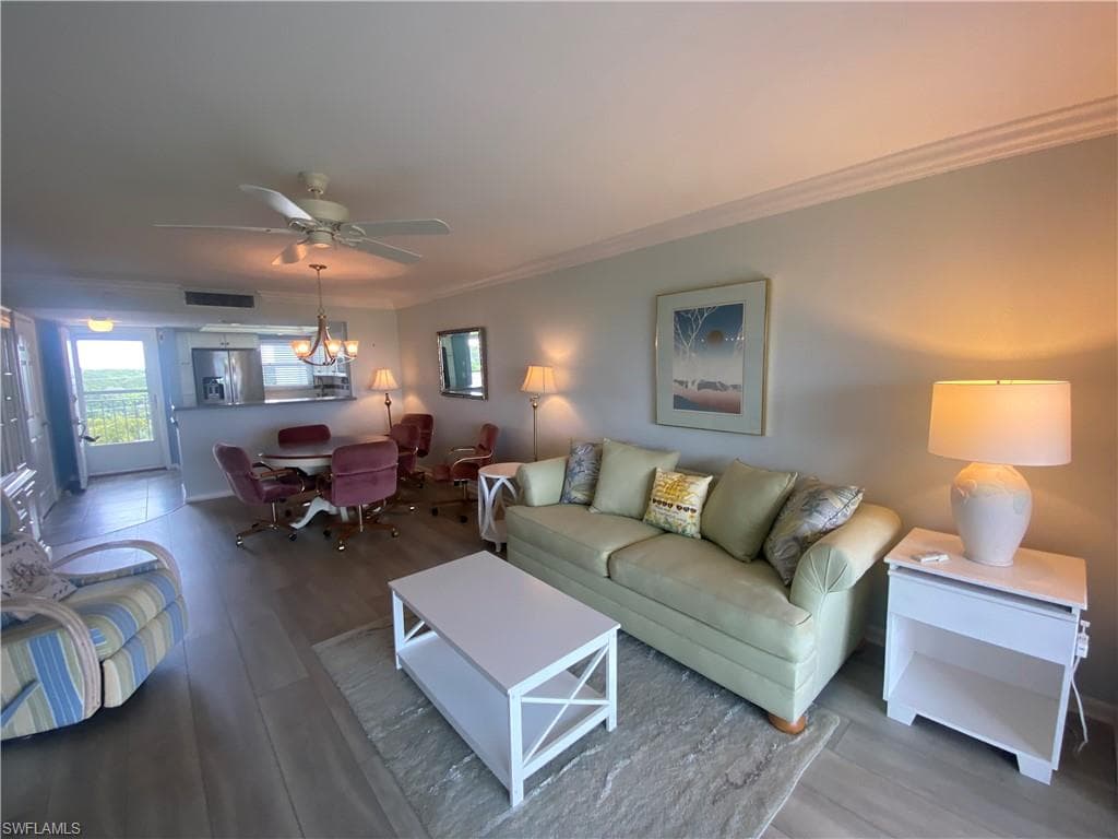 37 High Point Cir E 607, Naples, FL 34103-8