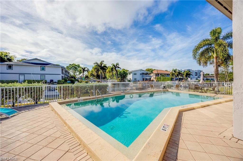1686 Blue Point Ave B5, Naples, FL 34102-38