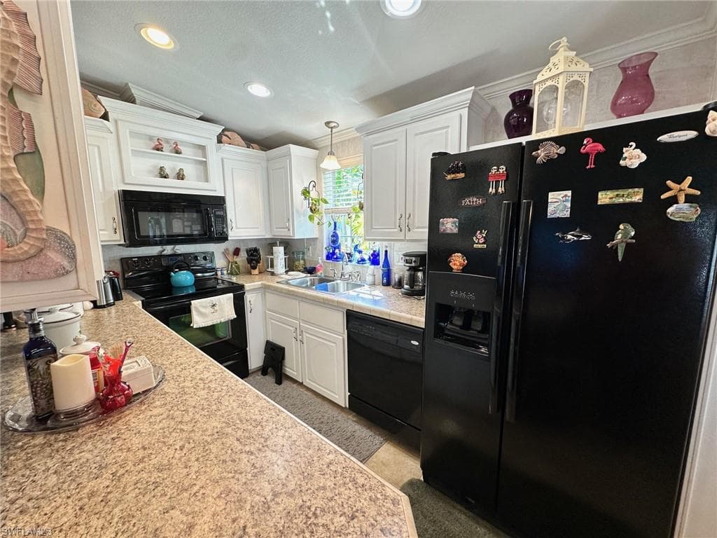 1658 Diamond Lake Cir, Naples, FL 34114-18