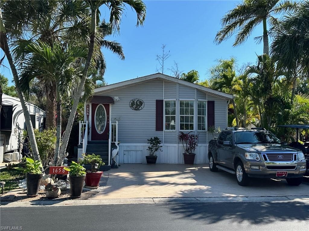1658 Diamond Lake Cir, Naples, FL 34114-2