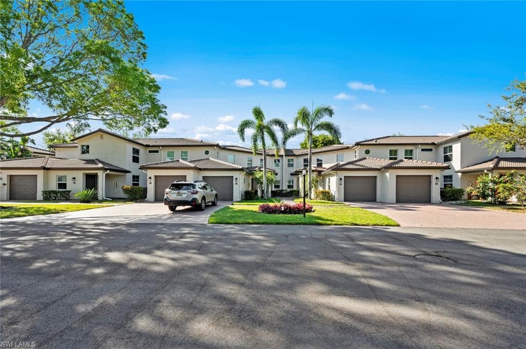 500 Diamond Cir 503, Naples, FL 34110-3