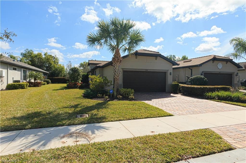 7658 Jacaranda Ln, Naples, FL 34114-1