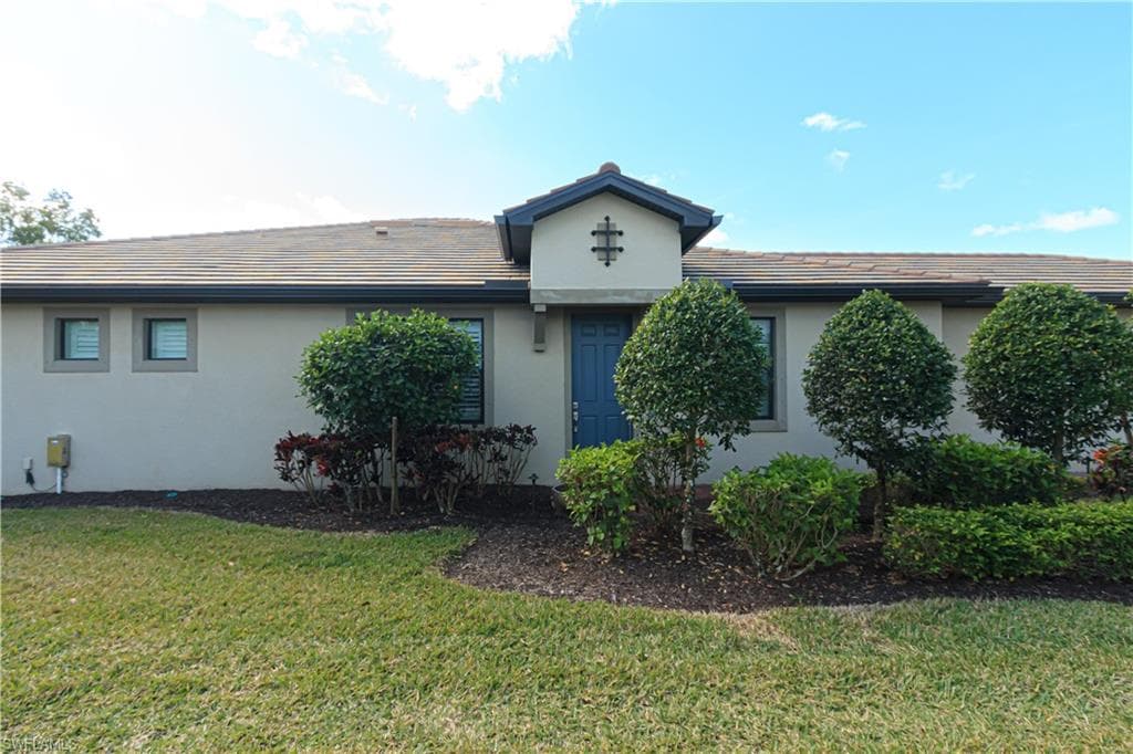 7658 Jacaranda Ln, Naples, FL 34114-2
