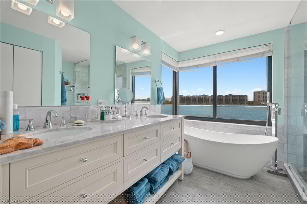 421 La Peninsula Blvd 421, Naples, FL 34113-17