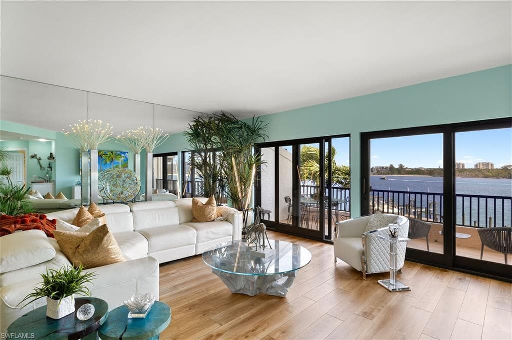 421 La Peninsula Blvd 421, Naples, FL 34113-5