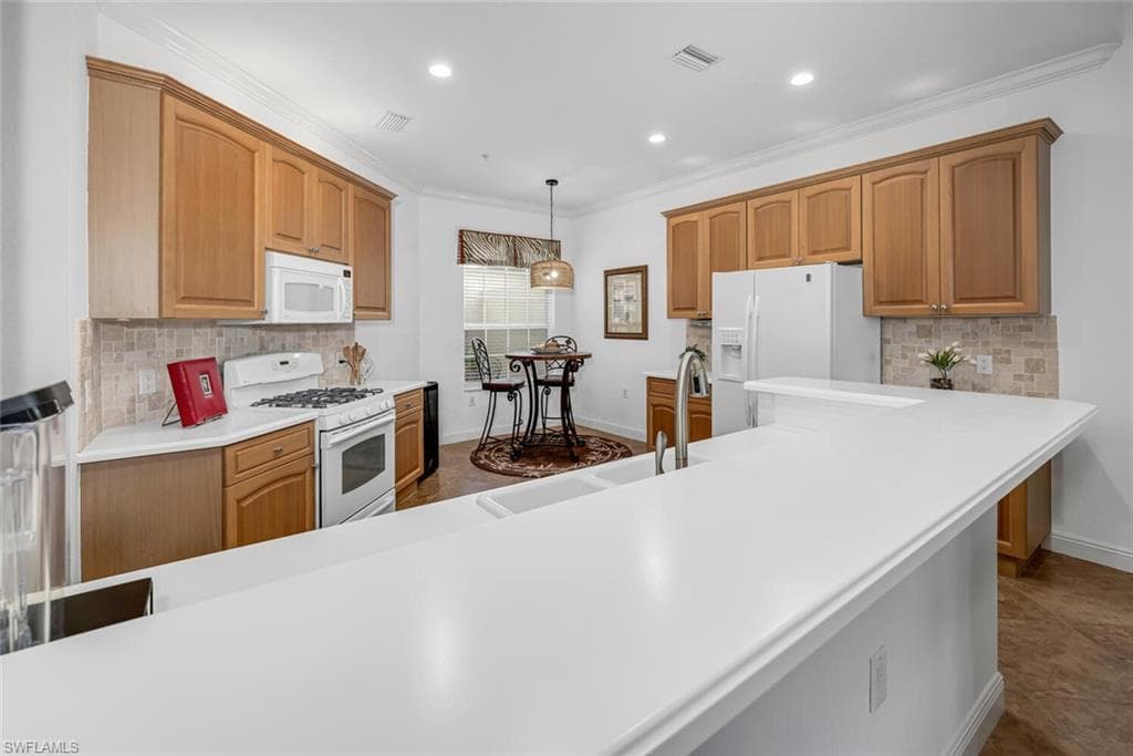 9243 Tesoro Ln 103, Naples, FL 34114-8