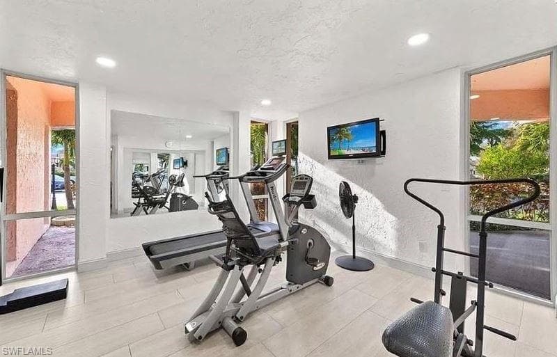 225 Turtle Lake Ct 210, Naples, FL 34105-19