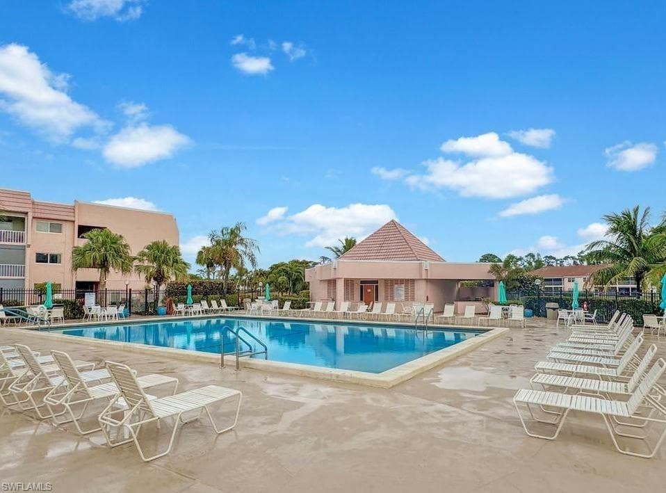 225 Turtle Lake Ct 210, Naples, FL 34105-4
