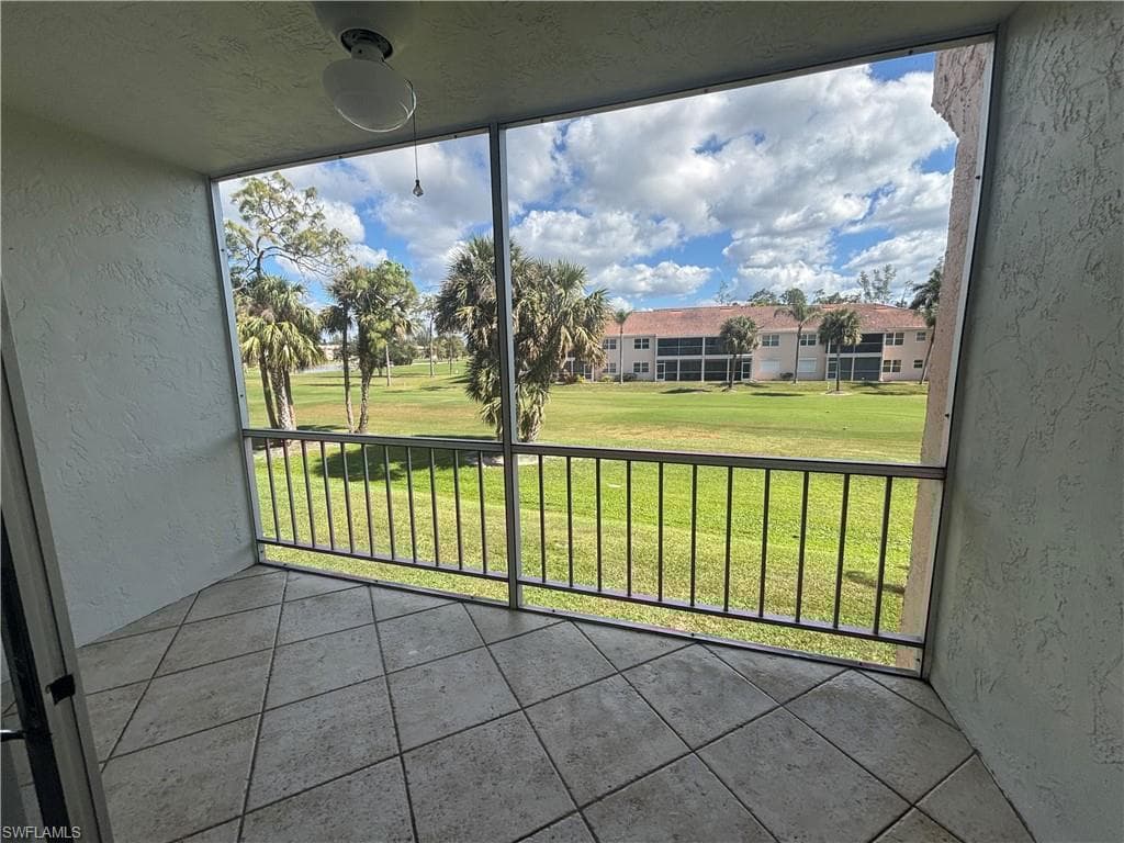 225 Turtle Lake Ct 210, Naples, FL 34105-6