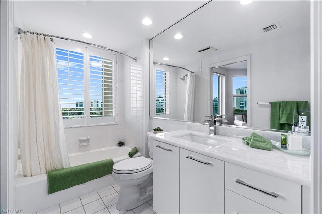435 Dockside Dr B702, Naples, FL 34110-23