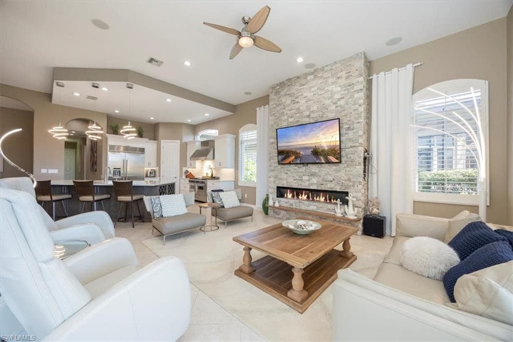 8910 Shenendoah Cir, Naples, FL 34113-9