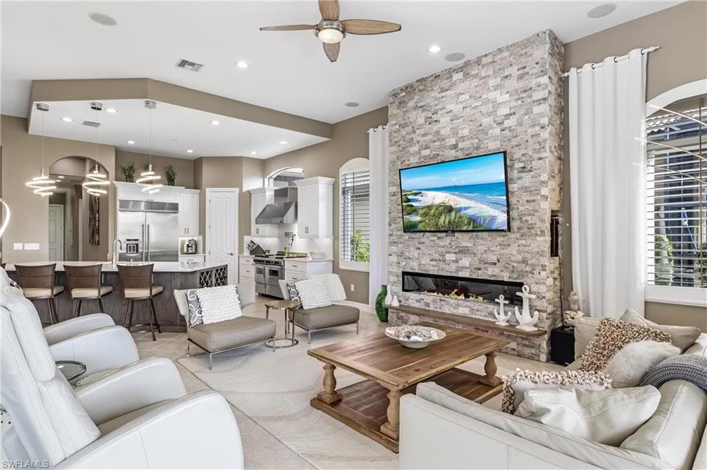8910 Shenendoah Cir, Naples, FL 34113-10