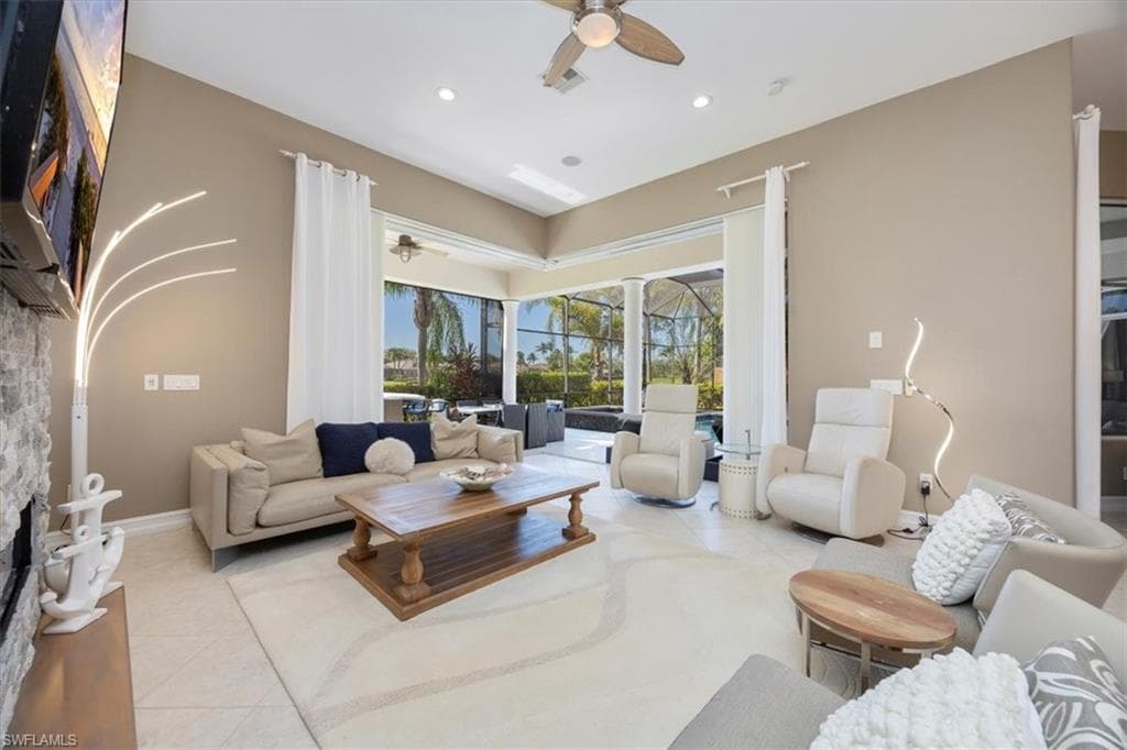 8910 Shenendoah Cir, Naples, FL 34113-11