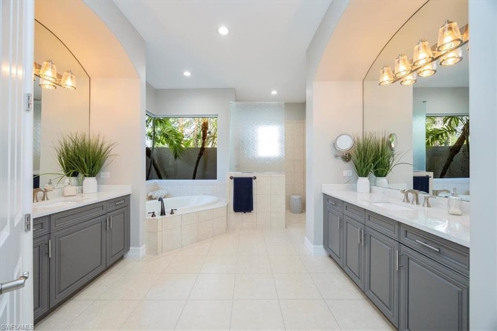 8910 Shenendoah Cir, Naples, FL 34113-23