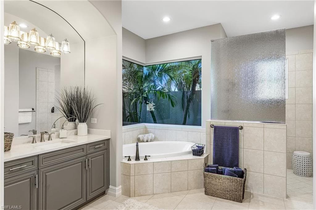 8910 Shenendoah Cir, Naples, FL 34113-24