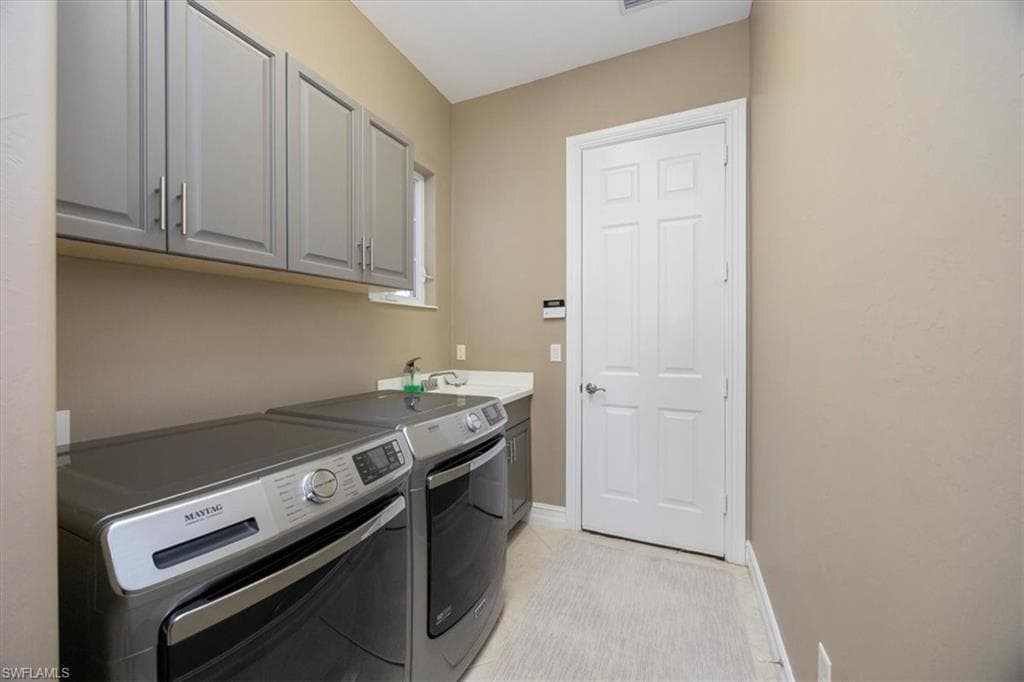 8910 Shenendoah Cir, Naples, FL 34113-30