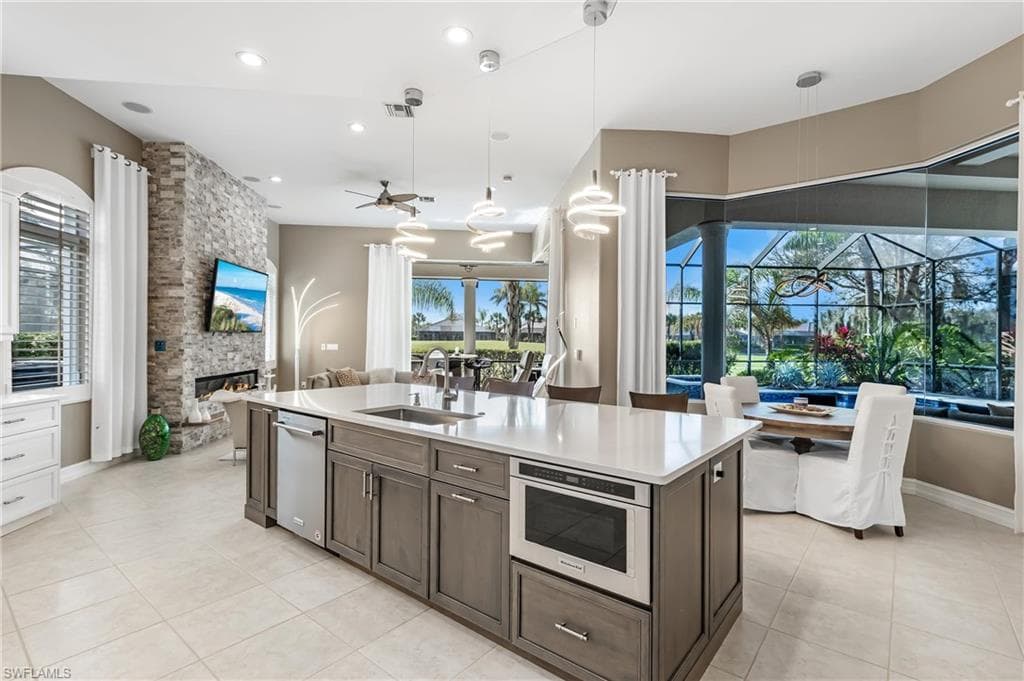 8910 Shenendoah Cir, Naples, FL 34113-4