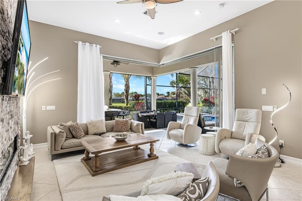 8910 Shenendoah Cir, Naples, FL 34113-8