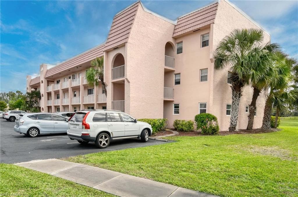 175 Turtle Lake Ct #112, Naples, FL 34105-1