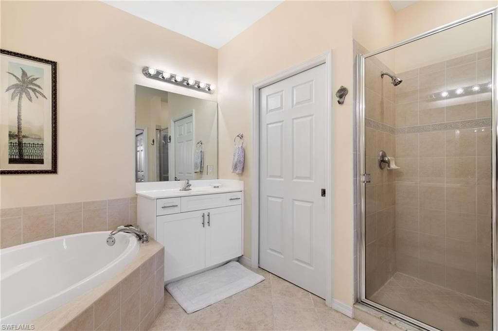 3981 Bishopwood Ct E 203, Naples, FL 34114-9