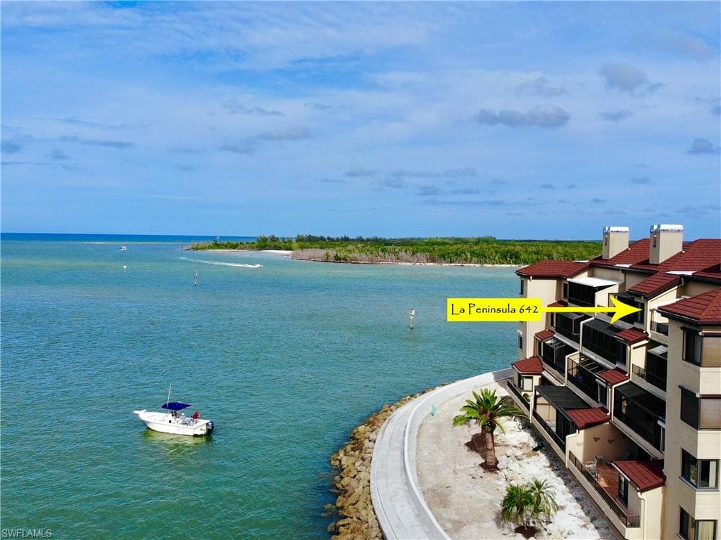 642 La Peninsula Blvd, Naples, FL 34113-2