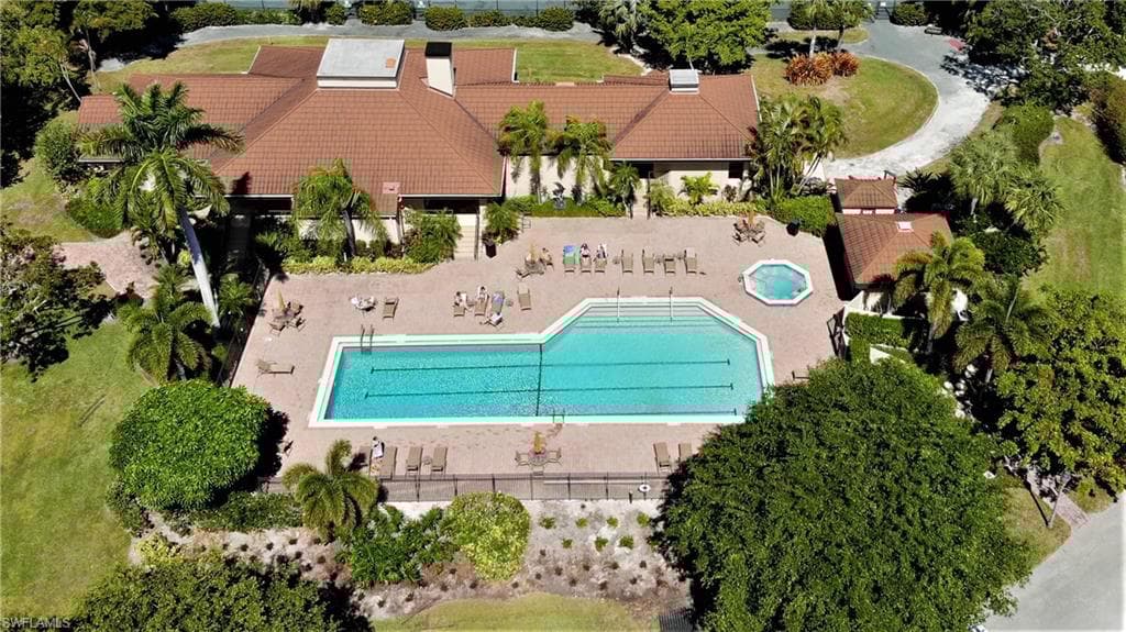 642 La Peninsula Blvd, Naples, FL 34113-5