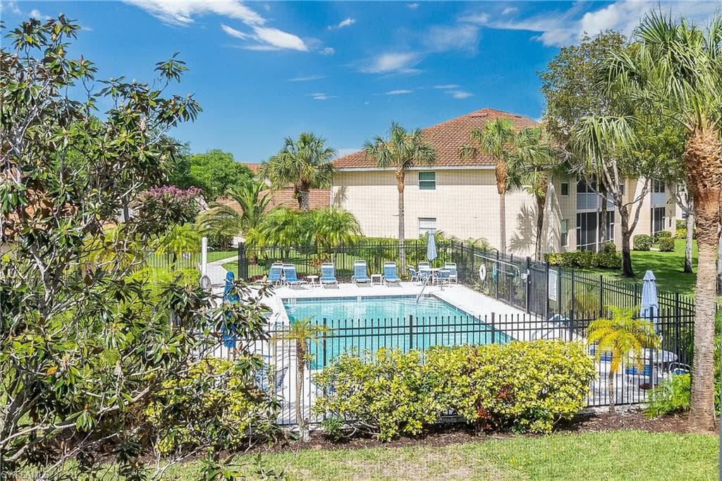 395 Robin Hood Cir 201, Naples, FL 34104-4