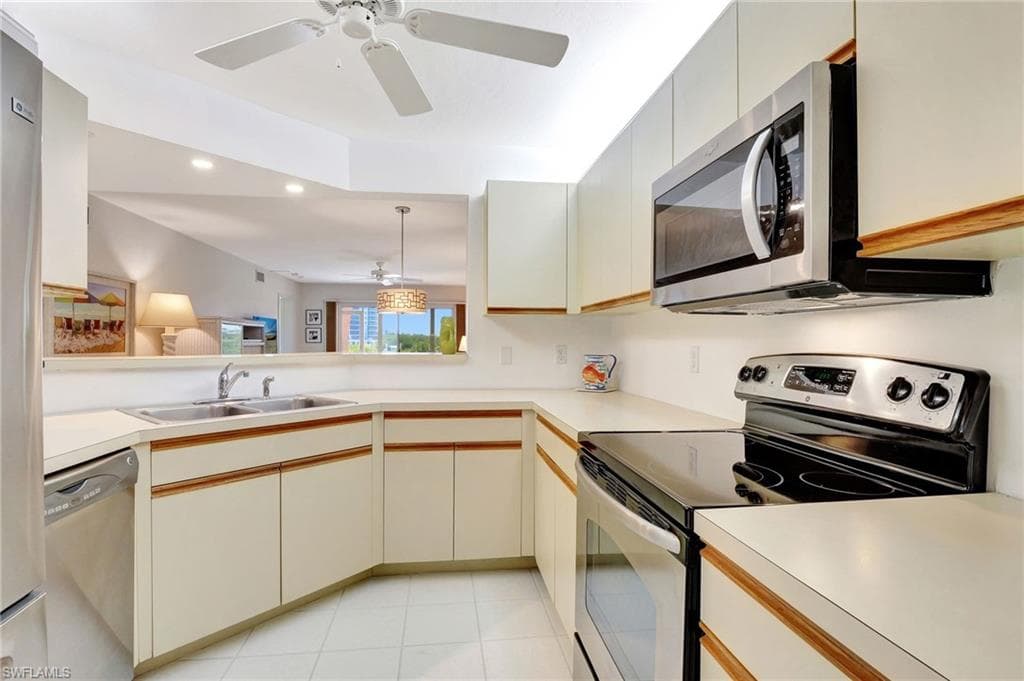 320 Horse Creek Dr 105, Naples, FL 34110-15