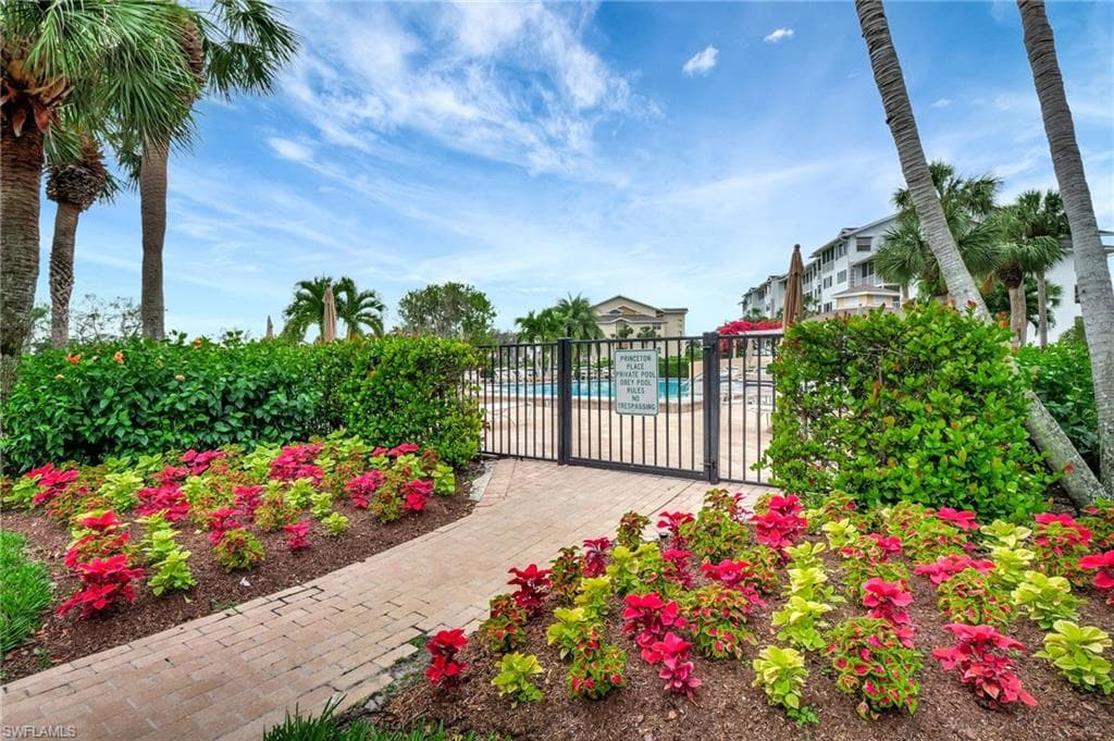 320 Horse Creek Dr 105, Naples, FL 34110-19