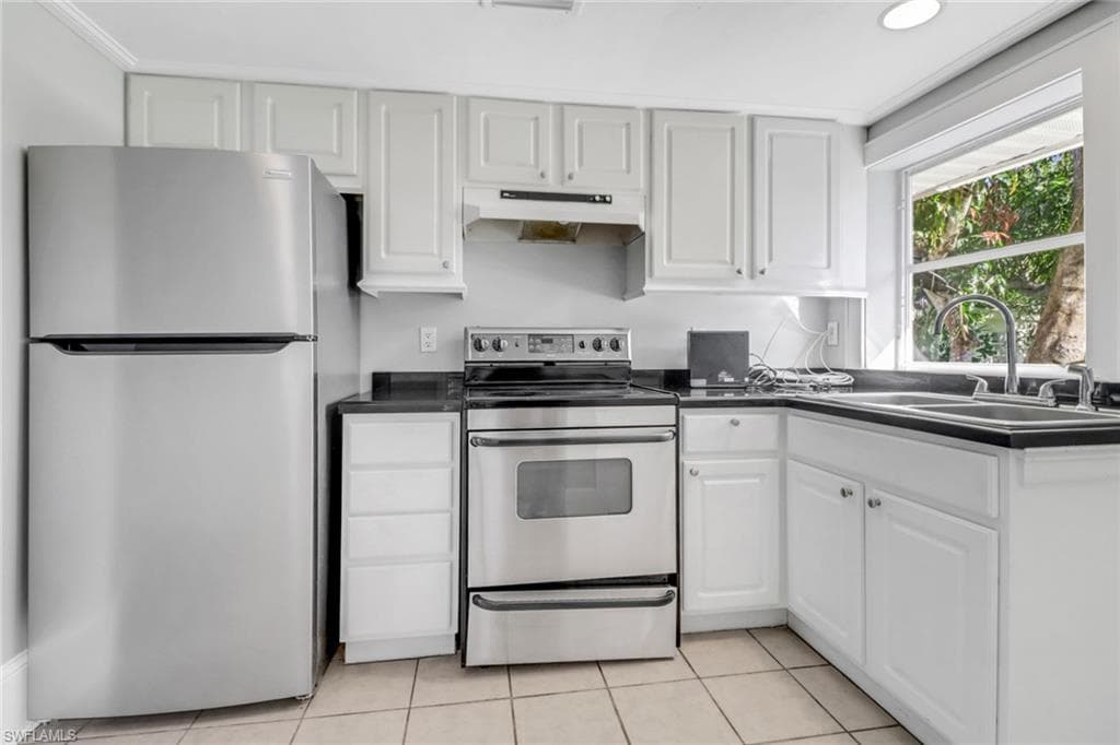 156 4th St, Naples, FL 34113-10