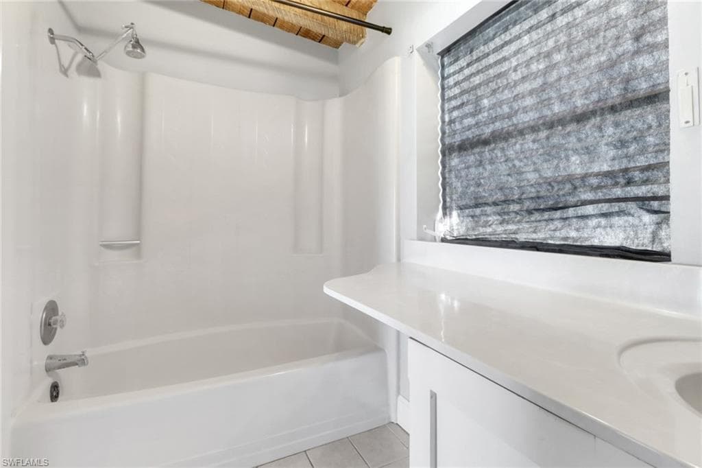 156 4th St, Naples, FL 34113-15