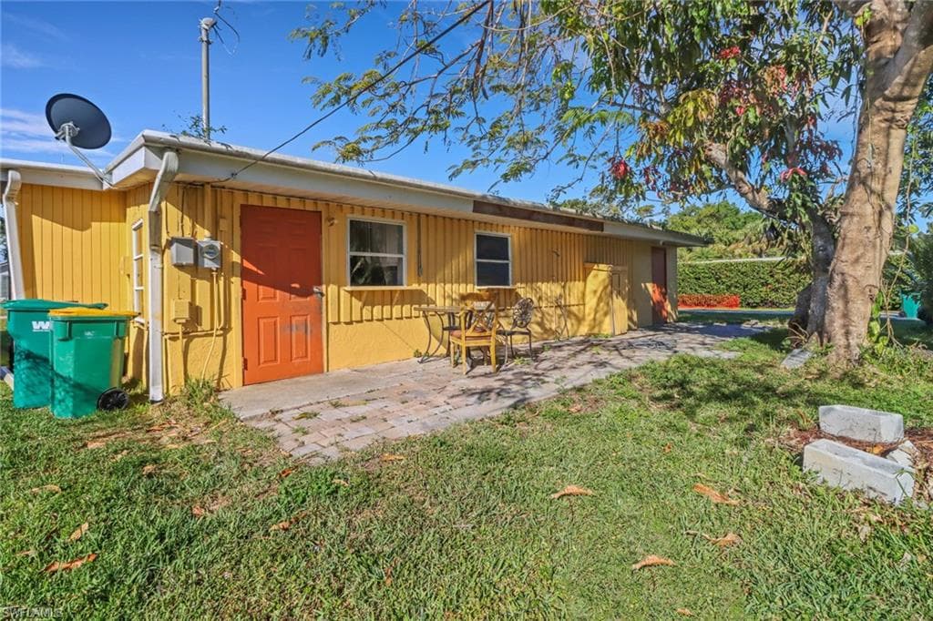 156 4th St, Naples, FL 34113-23