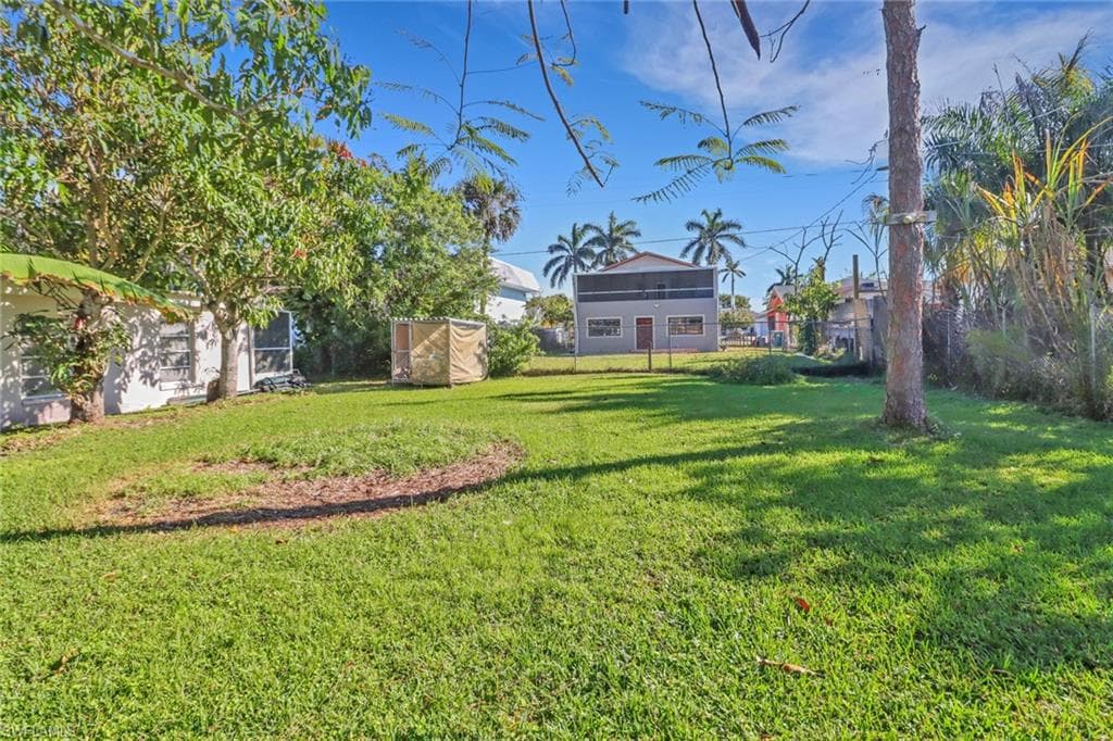 156 4th St, Naples, FL 34113-25