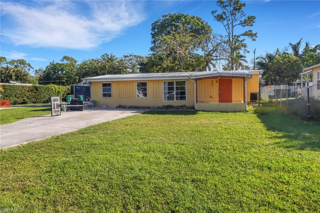 156 4th St, Naples, FL 34113-2